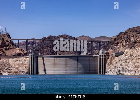 HOOVER DAM, NV/AZ - 6/16/26: High-angle view of Hoover Dam and the prominent white bathtub ring marking low water levels Lake Mead. Photo Mark Courage Stock Photo