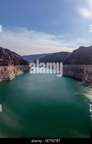 HOOVER DAM, NV/AZ - 6/16/26: High-angle view of Hoover Dam and the prominent white bathtub ring marking low water levels Lake Mead. Photo Mark Courage Stock Photo