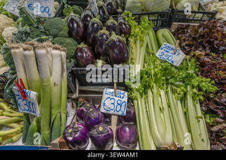 detail of aubregines, celery and leeks for sale at stall of Porta Orientale market  in central district, shot in bright springtime light at Genova, It Stock Photo