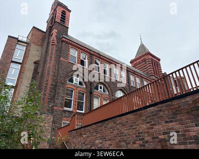 Red brick university building with gothic arched windows. University of Liverpool, in Liverpool, UK. Stock Photo