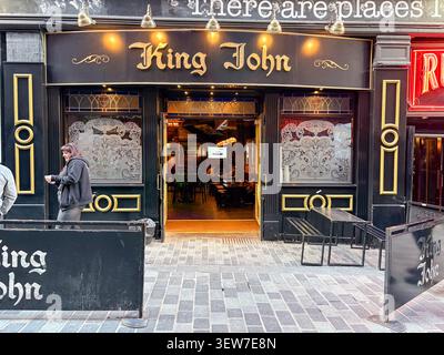 King John pub entrance with outdoor seating, Mathew Street, Liverpool, England. Traditional British public house with gold lettering and glass etching Stock Photo
