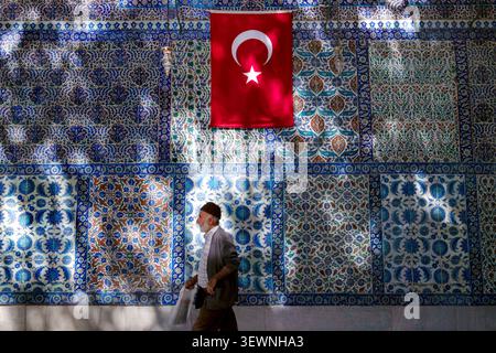 The Mausoleum of Abu Ayyub al-Ansari, Eyüp Sultan Mosque, Istanbul, Turkey, Türkiye, Europe Stock Photo