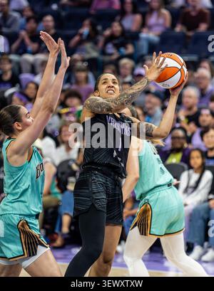 Golden State Valkyries forward Gabby Williams (1) reaches for the ball ...