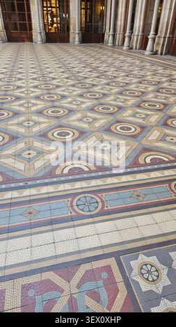 Ornate Mosaic Floor Medallion, Palácio da Bolsa, Porto, Portugal — Intricate Tile Pattern with Star Motif and Classical Urn Design Stock Photo