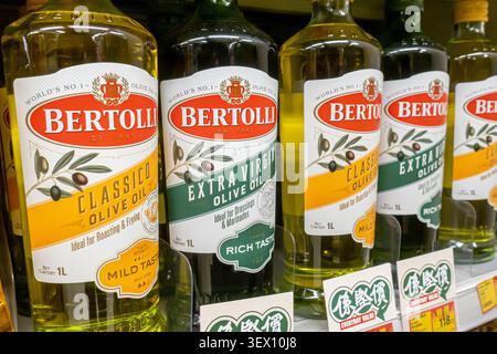 Bertolli brand olive oils, featuring both "Classico" and "Extra Virgin" varieties in 1L bottles on a supermarket shelf Stock Photo