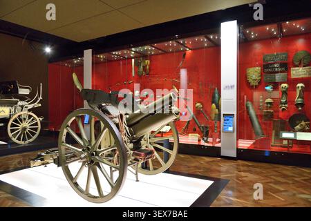 Australia, Australian Capital Territory, Canberra, Australian War Memorial, First World War gallery, German 77 mm field gun and display cases of weapons, ammunition, helmets and military equipment from the front Stock Photo