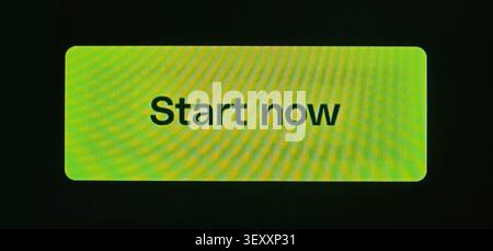 Call to action button displaying start now on a neon green background Stock Photo