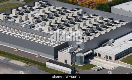 Aerial view of rooftop HVAC systems cooling a commercial data center used for AI, colocation, machine learning and large-scale GPU and CPU data proces Stock Photo