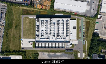 Aerial view of rooftop HVAC systems cooling a commercial data center used for AI, colocation, machine learning and large-scale GPU and CPU data proces Stock Photo