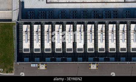 Aerial view of rooftop HVAC systems cooling a commercial data center used for AI, colocation, machine learning and large-scale GPU and CPU data proces Stock Photo