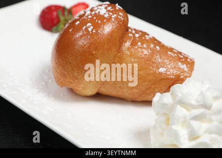Une pâtisserie est servie dans un restaurant. Stock Photo