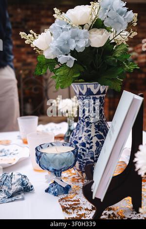Elegant wedding table decor with blue and white floral arrangements Stock Photo