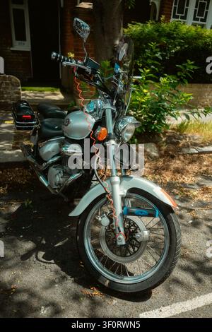 Chiswick Lunch Walk, Zr – 2026.06.29 – Silver motorcycle parked on street near residential area during daytime. Stock Photo