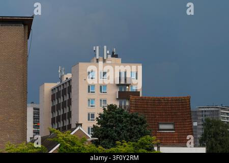 Sint-Niklaas, Belgium, May 31st 2026: Dark thunderstorm clouds approaching residential cityscape in Sint-Niklaas, Belgium during summer Stock Photo