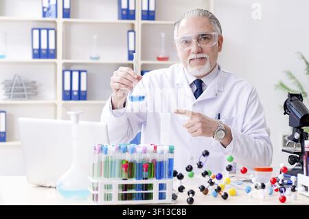 Old male chemist working in the lab Stock Photo