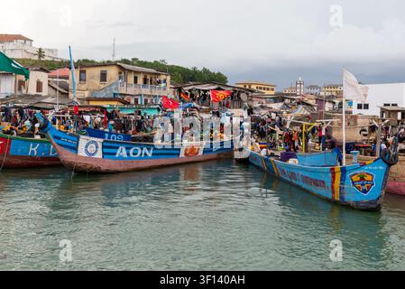 Colourful fishing boats and market stalls on the beach, Elmina, Ghana Stock Photo