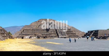 Pyramid of the moon panorama with tourists on sunny day with copy space, Teotihuacan, Mexico. Stock Photo
