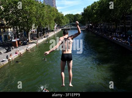 Paris, France. 12th July, 2026. Tourists and parisians cool themselves at Canal Saint-Martin as a Heatwave hits in Paris, 40｡C expected towards temperature records in France on July 12, 2026. Photo by Alain Apaydin/ABACAPRESS.COM Credit: Abaca Press/Ģ����ý Live News Stock Photo