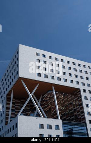 AMSTERDAM, NETHERLANDS - 22 June 2026: Low-angle exterior view of the O|2 Lab Building on the Vrije Universiteit Amsterdam campus in Amsterdam, the Netherlands, showing its cream-white brick facade, large cut-out terrace and distinctive angled steel “Mikado” columns. The research building is used by VU Amsterdam and Amsterdam UMC for Human Life Sciences research. Stock Photo