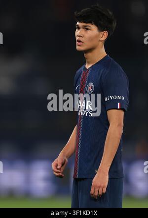 Dro Fernández of Paris Saint-Germain inspects the pitch before ...