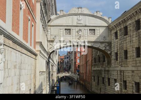 Close-up view of the historic Bridge of Sighs spanning over a Venetian canal between the Doge's Palace and prison in Venice, Italy. Stock Photo