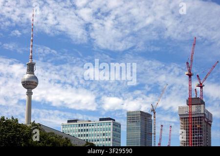 10.07.2026, Berlin, GER - Der Berliner Fernsehturm sowie die im Bau befindlichen Buerohochhaeuser The Berlinian und Covivio-Hochhaus rechts am Alexanderplatz. Anschnitt, Architektur, Aufbau, aussen, Aussenaufnahme, Bau, Bauarbeiten, Bauboom, Baubranche, Bauen, Bauindustrie, Baukonjunktur, Baukraene, Bauplatz, Bauprojekt, Baustelle, Baustellenkraene, Baustil, Bauwerk, Bauwesen, Bauwirtschaft, Bebauung, Berlin, Buerogebaeude, Buerohochhaus, Buerotower, Bueroturm, Covivio-Hochhaus, deutsch, Deutschland, errichten, Errichtung, Europa, europaeisch, Fernsehturm, Gebaeude, Grossbaustelle, Hochbau, Ho Stock Photo