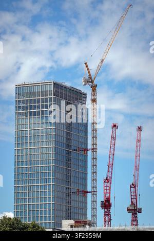 10.07.2026, Berlin, GER - Das im Bau befindliche Buerohochhaus The Berlinian am Alexanderplatz. Anschnitt, Architektur, Aufbau, aussen, Aussenaufnahme, Bau, Bauarbeiten, Bauboom, Baubranche, Bauen, Bauindustrie, Baukonjunktur, Baukraene, Bauplatz, Bauprojekt, Baustelle, Baustellenkraene, Baustil, Bauwerk, Bauwesen, Bauwirtschaft, Bebauung, Berlin, Buerogebaeude, Buerohochhaus, Buerotower, Bueroturm, deutsch, Deutschland, errichten, Errichtung, Europa, europaeisch, Gebaeude, Grossbaustelle, HF, Hochbau, Hochformat, Hochhaus, Immobilie, Immobilienboom, Immobilienmarkt, Jahreszeit, Kraene, Neubau Stock Photo