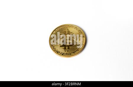 Single gold Bitcoin coin on a clean white background, ideal for digital currency, cryptocurrency asset, blockchain finance Stock Photo