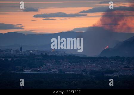 Edinburgh, UK. 19th July 2026. Fire continues to blaze at dusk after a fire broke out earlier in the evening below Salisbury Crags on Sunday. Credit: Neil Atkinson Credit: Neil Atkinson/Ģ����ý Live News Stock Photo