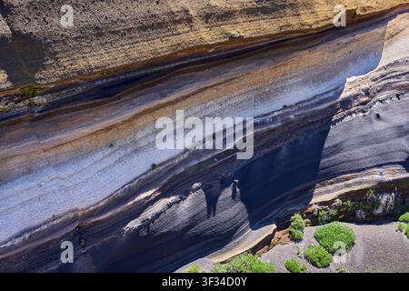 Diagonal bands of black and pale volcanic ash layers at La Tarta Stock Photo