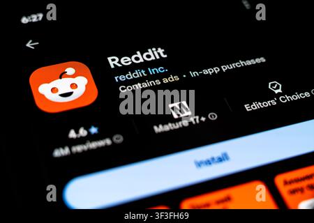 Reddit App Listing Displayed on Smartphone Screen in Google Play Store Stock Photo