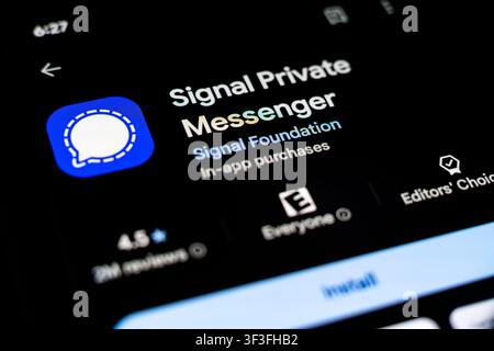 Signal Private Messenger App Listing Displayed on Smartphone Screen in Google Play Store Stock Photo