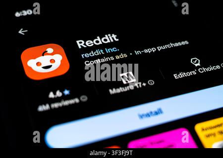 Reddit App on Smartphone Screen in the Google Play Store for Social Communities and Online Discussions Stock Photo