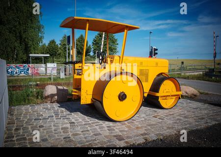 An old yellow historic levelling roller *** An old, yellow, historic grading roller  RECORD DATE NOT STATED Stock Photo