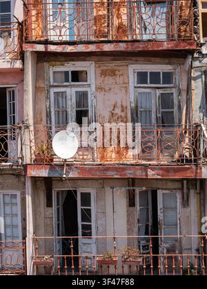 Weathered Portuguese Building Facade with Rusted Iron Balconies — Decaying Historic Architecture, Old Town Porto Stock Photo