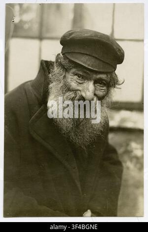 Jew, old man, Daugavpils, Daugavpils, Latvia, poverty, An elderly man with long beard and cap smiles friendly at the camera, 1917 Stock Photo