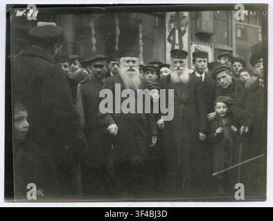 Rabbi, young men, Poland, Krakow, Shtetl, Jewish, A group of elderly men with beards standing on the street surrounded by people, around 1916 Stock Photo