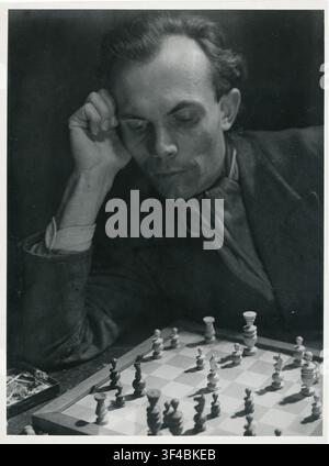 Chess, chess player, self-portrait, a man sits pensively in front of a chessboard, gazing at the pieces, Herbert Jacobi (1915-1978), c. 1948 Stock Photo