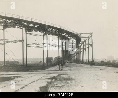 New York, Manhattan, Elevated RR, 8th Avenue, 110th Street, Upper West, Harlem, Traffic, USA, Empty street below a massive steel bridge in an industri Stock Photo