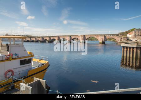 Completed in 1624 the Old Bridge spans the River Tweed at Berwick-Upon-Tweed, and joins Berwick and Tweedmouth, Northumberland, England Stock Photo