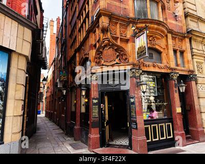 Manchester, UK - May 10, 2026: Ornate Victorian Mr Thomas's Chop House pub on a narrow Manchester UK alley, featuring traditional chop house entrance Stock Photo