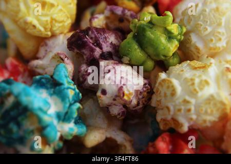 Close-up of rainbow popcorn/colorful popcorn. Concept: colourful popcorn, palomitas de colores, colored popcorn, palomitas arcoíris, chivitas, pira Stock Photo