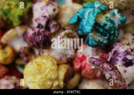 Close-up of rainbow popcorn/colorful popcorn. Concept: colourful popcorn, palomitas de colores, colored popcorn, palomitas arcoíris, chivitas, pira Stock Photo