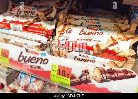 Kinder Bueno White chocolate bars on a shelf in PARKnSHOP Supermarket in Hong Kong Stock Photo
