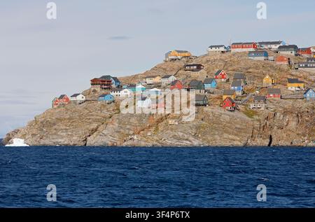 Colorful houses built on the rocky coastline at Uummannaq, a remote arctic town on an island in Uummannaq Fjord, West Greenland Stock Photo