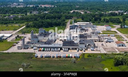 Industrial manufacturing facility with loading docks and semi trailers, producing goods Stock Photo