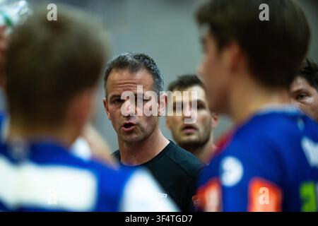 Pulpble Matthias Flohr, (HBW Balingen Weilstetten, Coach) thanks the fans, the ...