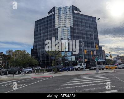 Queens, New York, USA - April 26, 2026 - Crossroad Tower, former JetBlue HQ, near Queens Blvd, now home to tenants including Lenox Hill Radiology. Stock Photo