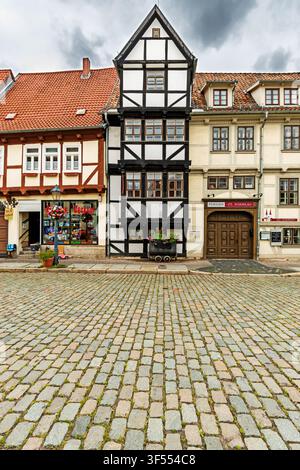 23.07.2026, Quedlinburg, Saxony-Anhalt, Germany: Extremely narrow half-timbered house between historic buildings in the Neustadt district. Stock Photo