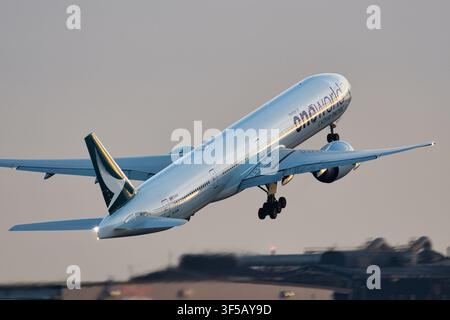 Cathay Pacific Boeing 777-367 ER arriving in Zurich from Hong Kong
